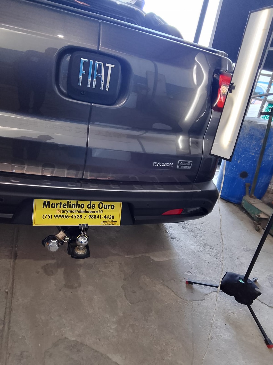 Traseira de veículo Fiat com luz de inspeção